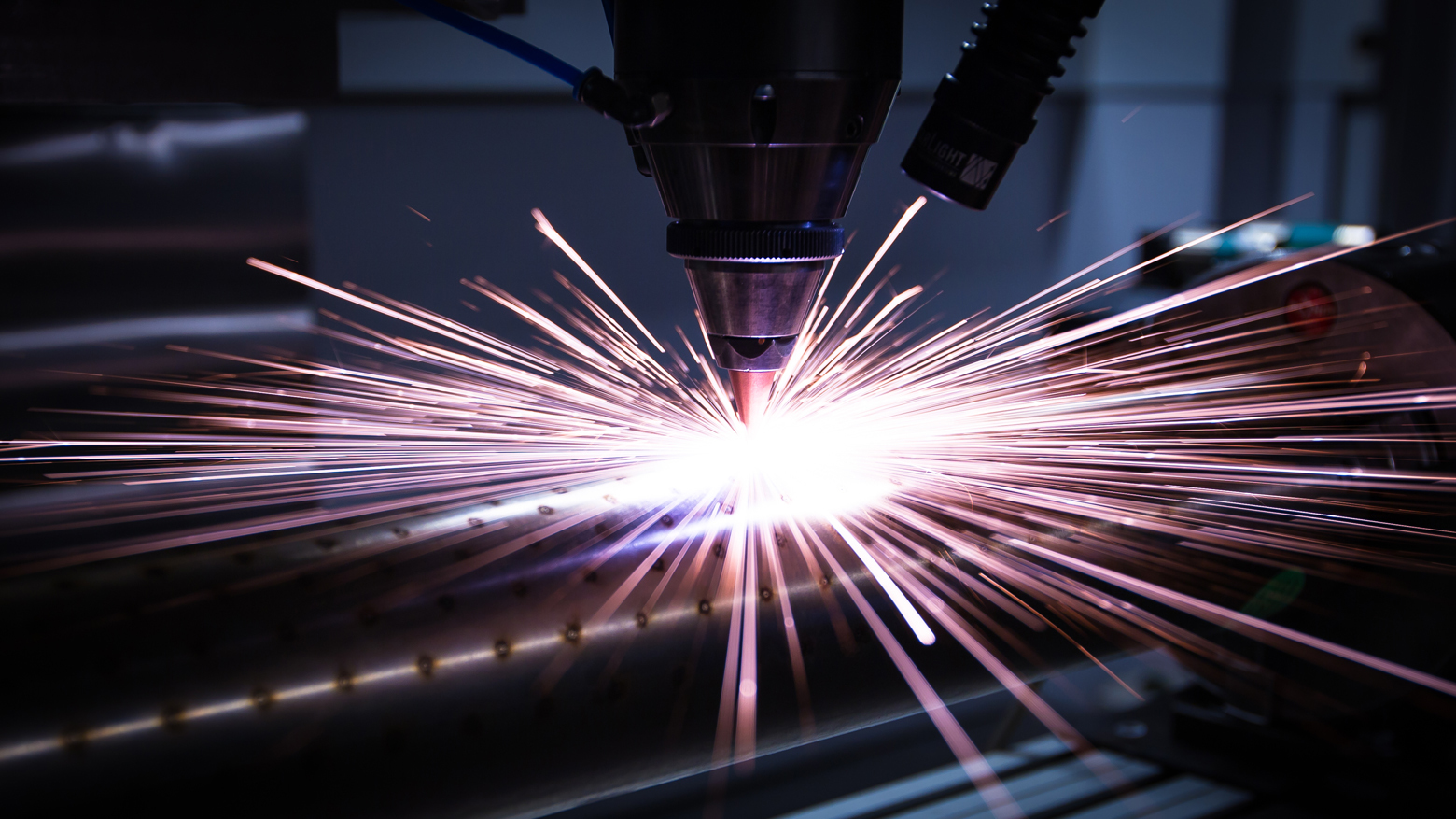 Des alésages au laser rapides et précis - sur de très petits espaces